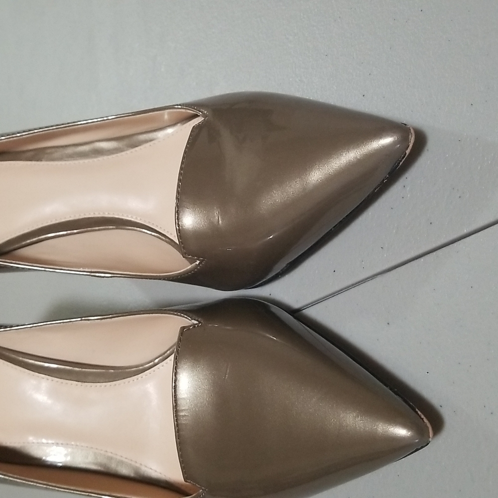Vince Camuto gold pump